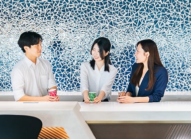 カウンターで談笑している様子