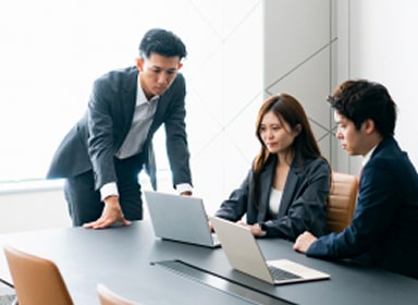 打ち合わせしている様子