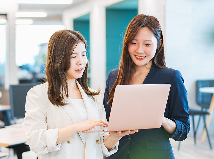 ノートPCを見ながら業務をしている様子