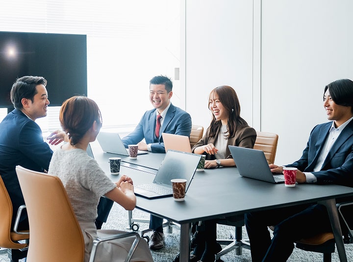 社員の打ち合わせの様子